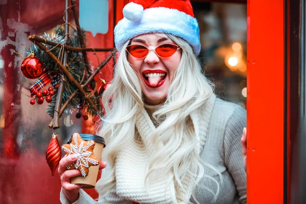 新年を楽しむ豪華な面白い女の子 冬の雪の街の休日の市場でのクリスマスショッピングで幸せな女の子 お土産や贈り物を購入し 新年のショッピングコンセプト — ストック写真