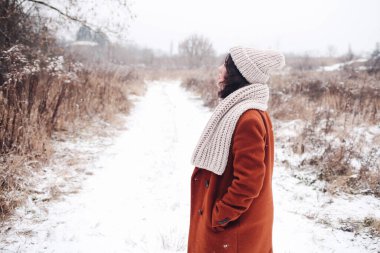 Şapka ve ceket giyen bir kadın. Kış. Sonbahar modası.