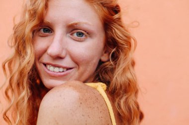 Otantik kızıl saçlı kadının samimi portresi. 