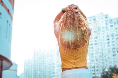 Otantik insan portresi. Samimi bir portre. Kendine özen gösteren otantik bir kadın. Yazın kızıl saçlı güzel kız.