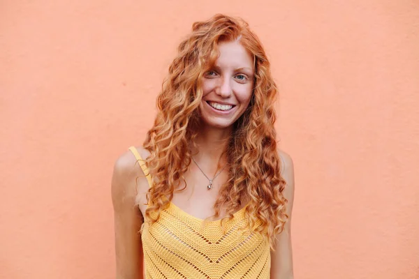 Ehrliches Porträt Einer Authentischen Frau Mit Rotem Haar — Stockfoto