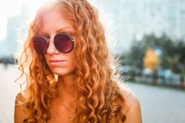 本物の肖像画だ 肖像画だ セルフケア本物の女性 美容赤い髪の女の子で夏 — ストック写真