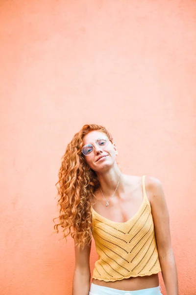 本物の赤い髪の女性の候補の肖像画 — ストック写真