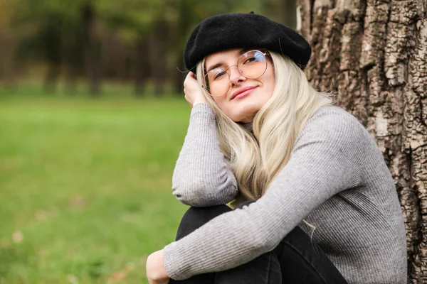 可愛いです女性でベレー帽とTurtleeckセーター — ストック写真