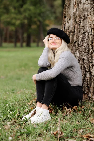 Stylowa Blondynka Dziewczyna Cute Czarny Beret Okulary — Zdjęcie stockowe