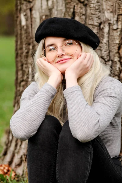 Cute Kobieta Beret Sweter Golf — Zdjęcie stockowe