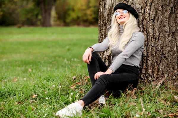 Femme Mignonne Béret Pull Col Roulé — Photo