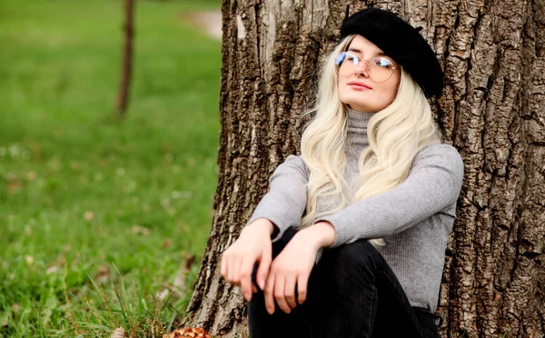 Nette Frau Baskenmütze Und Rollkragenpullover — Stockfoto