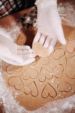 İsimsiz bir kadın ev yapımı zencefilli kurabiye süslüyor.