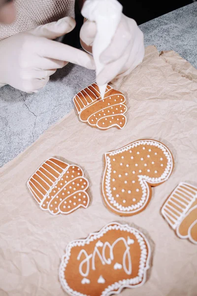 Mujer Anónima Decorando Algunas Galletas Jengibre Caseras — Foto de Stock