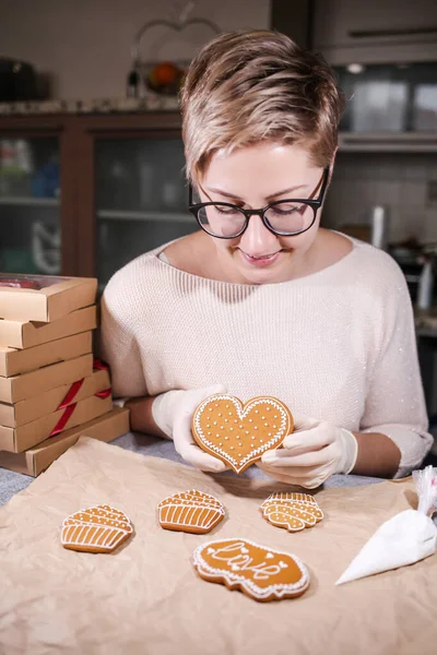 Woman Decorating Some Homemade Gingerbread Cookies Kitchen — Stock Photo, Image