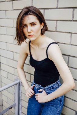 Otantik samimi genç kadın portresi. 