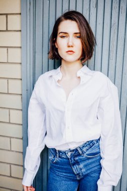 Otantik samimi genç kadın portresi. 