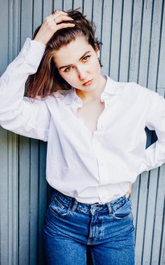 Otantik samimi genç kadın portresi. 