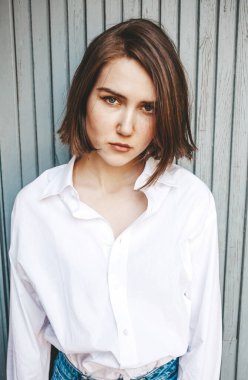 Otantik samimi genç kadın portresi. 