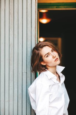 Otantik samimi genç kadın portresi. 