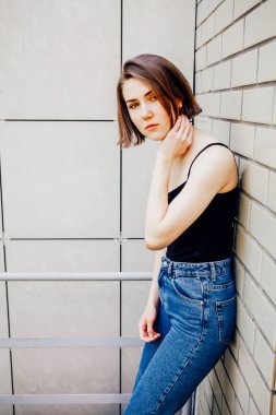 Otantik samimi genç kadın portresi. 