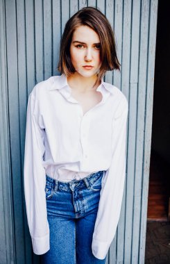 Otantik samimi genç kadın portresi. 