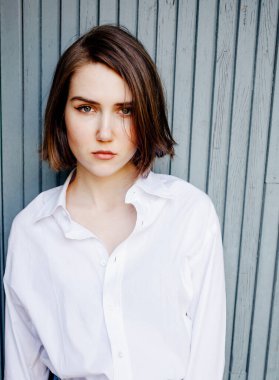 Otantik samimi genç kadın portresi. 