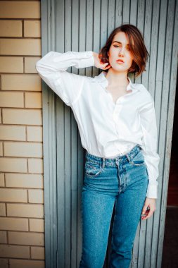 Otantik samimi genç kadın portresi. 