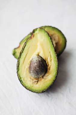 Dilimlenmiş avokado.