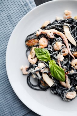 Siyah deniz ürünleri makarnası. Akdeniz gurme yemekleri.