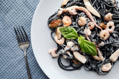 Siyah deniz ürünleri makarnası. Akdeniz gurme yemekleri.