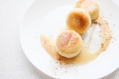 Süzme peynirli krep. Ev yapımı yemek..