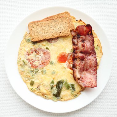 Tütsülenmiş pastırmalı omlet.