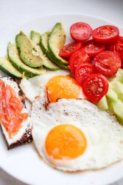 Kahvaltı - tost, kızarmış yumurta ve sebze, somon, avokado