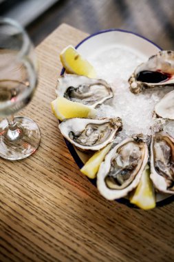 Restoranda taze istiridye ve beyaz şarap.