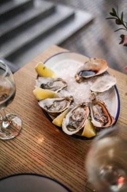 Restoranda taze istiridye ve beyaz şarap.