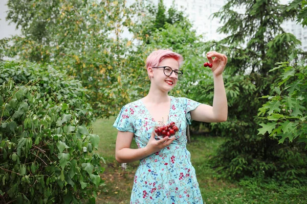 Mujer Vestido Azul Sosteniendo Puñado Cerezas Dulces Jardín — Foto de Stock