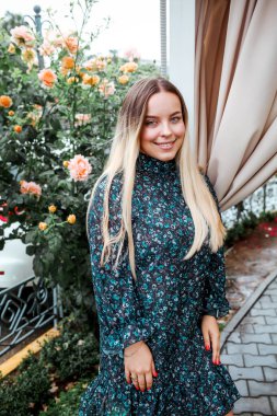 Sarı saçlı, yaz elbisesi giyen güzel, büyük beden bir manken. 