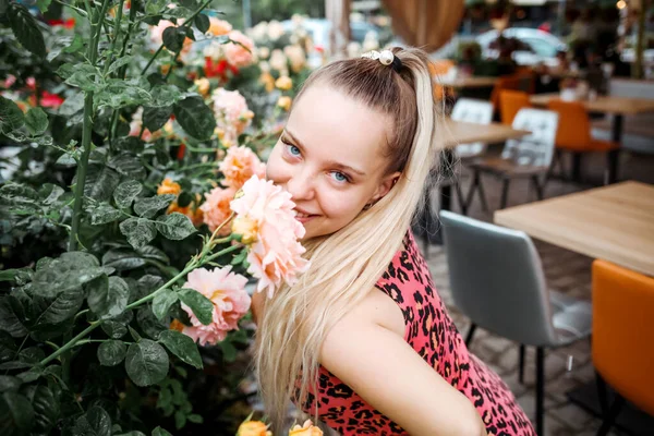 Vacker Storlek Modell Med Blont Hår Bär Sommarklänning — Stockfoto