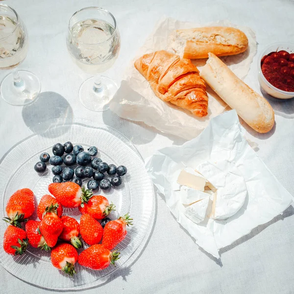 Deux Verres Vin Blanc Des Collations Sur Table Baies Passé — Photo