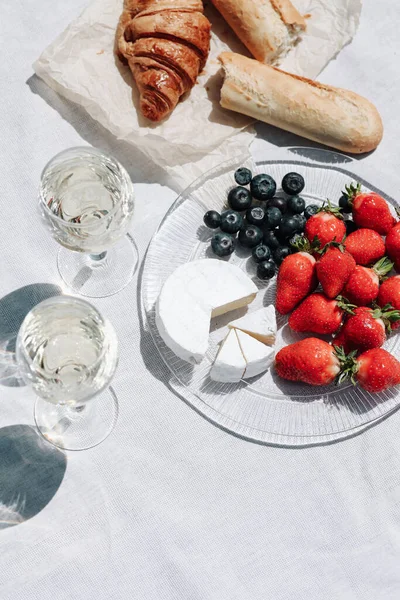 Masada Iki Kadeh Beyaz Şarap Atıştırmalık Böğürtlen Geçmiş — Stok fotoğraf