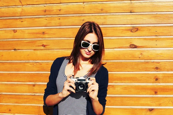 Outdoor lifestyle portrait of pretty funny hipster woman making photo. — ストック写真