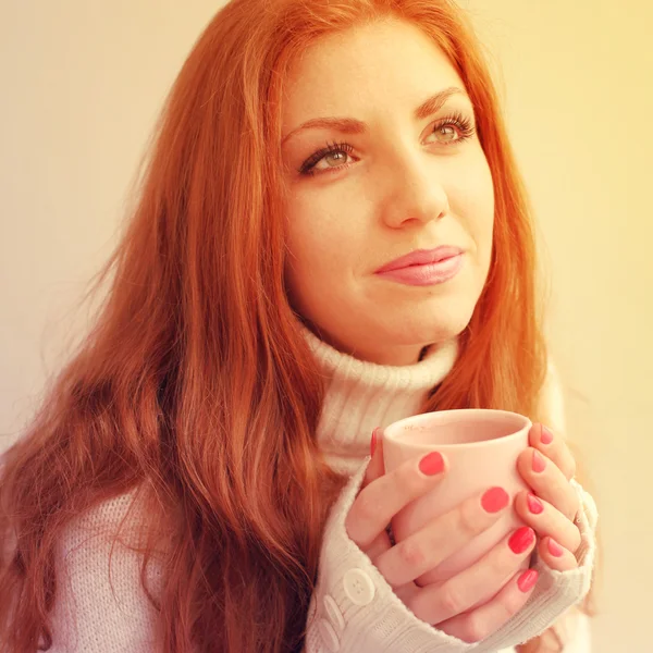 Красивая девушка пьет чай или кофе в кафе . — стоковое фото