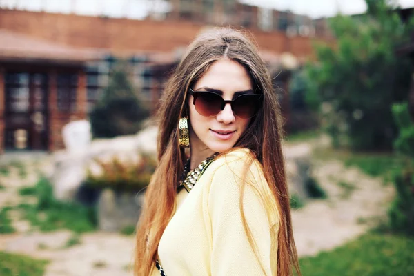 Retrato de cerca de la moda al aire libre de la mujer bonita joven —  Fotos de Stock