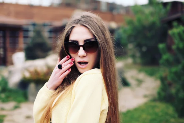 Closeup portrait of beautiful young fashion model — Stock Photo, Image