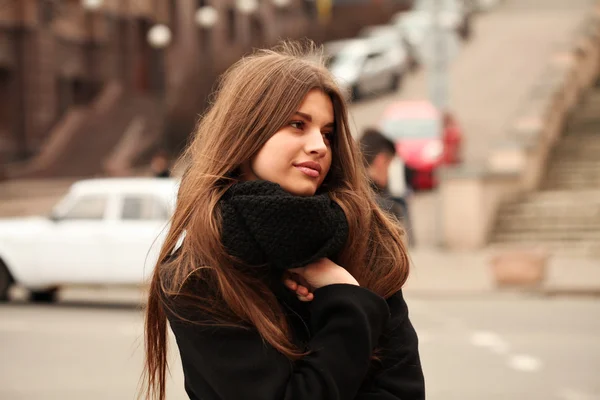 Portrait de belle fille en plein air . — Photo