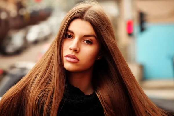 Portrait of beautiful girl outdoors. — Stock Photo, Image