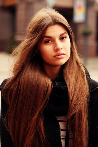 Retrato de hermosa chica al aire libre . —  Fotos de Stock