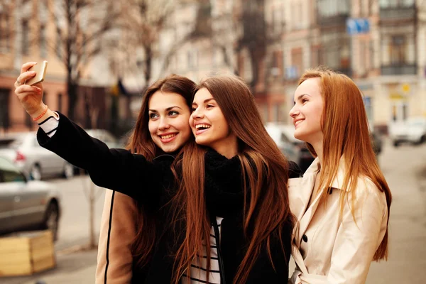 Tres hermosos amigos divirtiéndose al aire libre —  Fotos de Stock