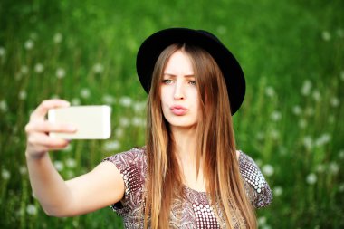 güzel bir kız için bir selfie gülen şapka ile