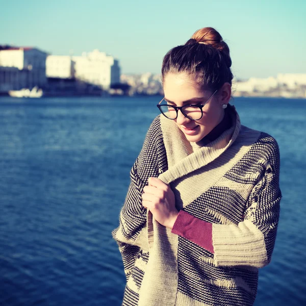 Hermosa mujer bohemia posando sobre un fondo marino . —  Fotos de Stock