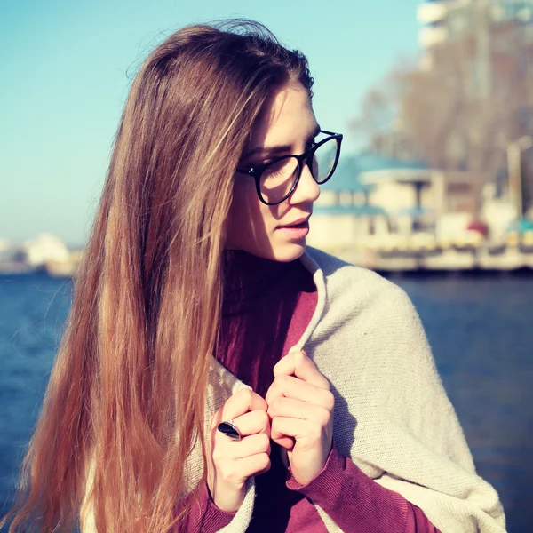 Hermosa mujer bohemia posando sobre un fondo marino . — Foto de Stock