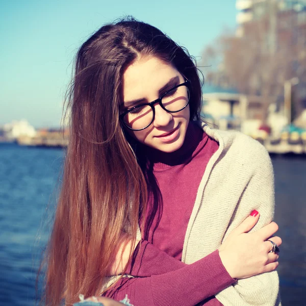 Hermosa mujer bohemia posando sobre un fondo marino . — Foto de Stock