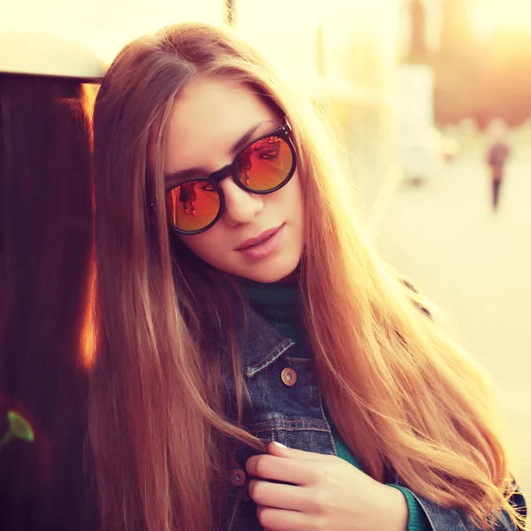 Retrato de cerca de la moda al aire libre de la mujer bonita joven —  Fotos de Stock